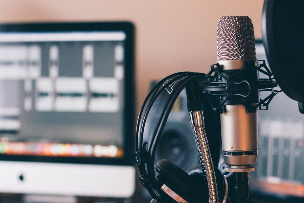 20 Best B2B Sales Podcasts for 2021